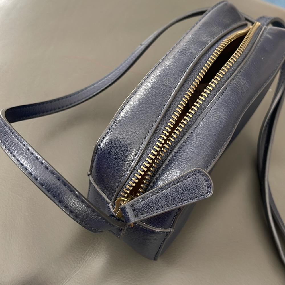 👛 Classic Gap Navy Blue Synthetic Leather Adjustable Strap Purse. - Picture 7 of 7